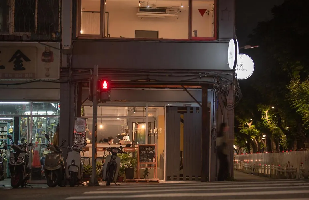 Corner Hostel&Cafe-1